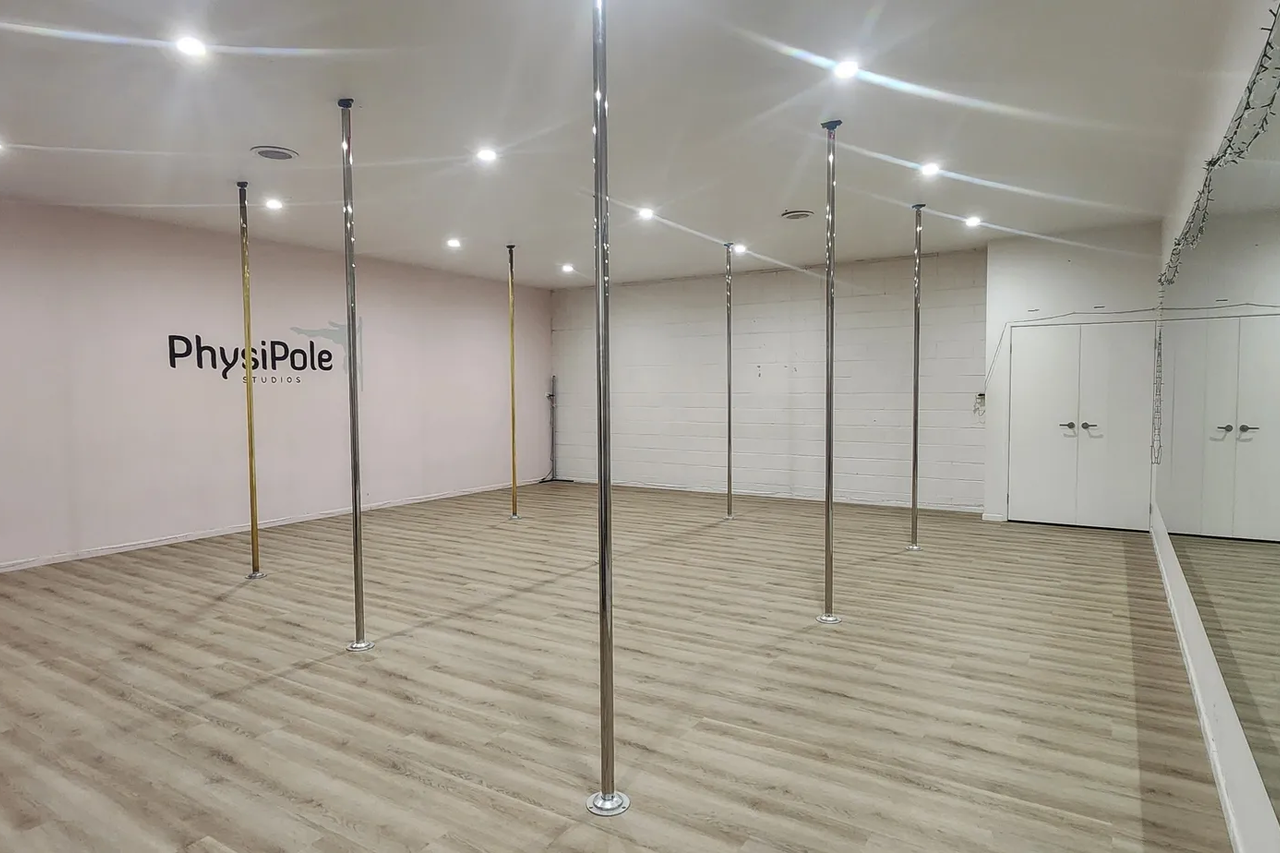 Studio 45 - 3m ceiling, six 45mm stainless steel poles, two 45mm brass poles