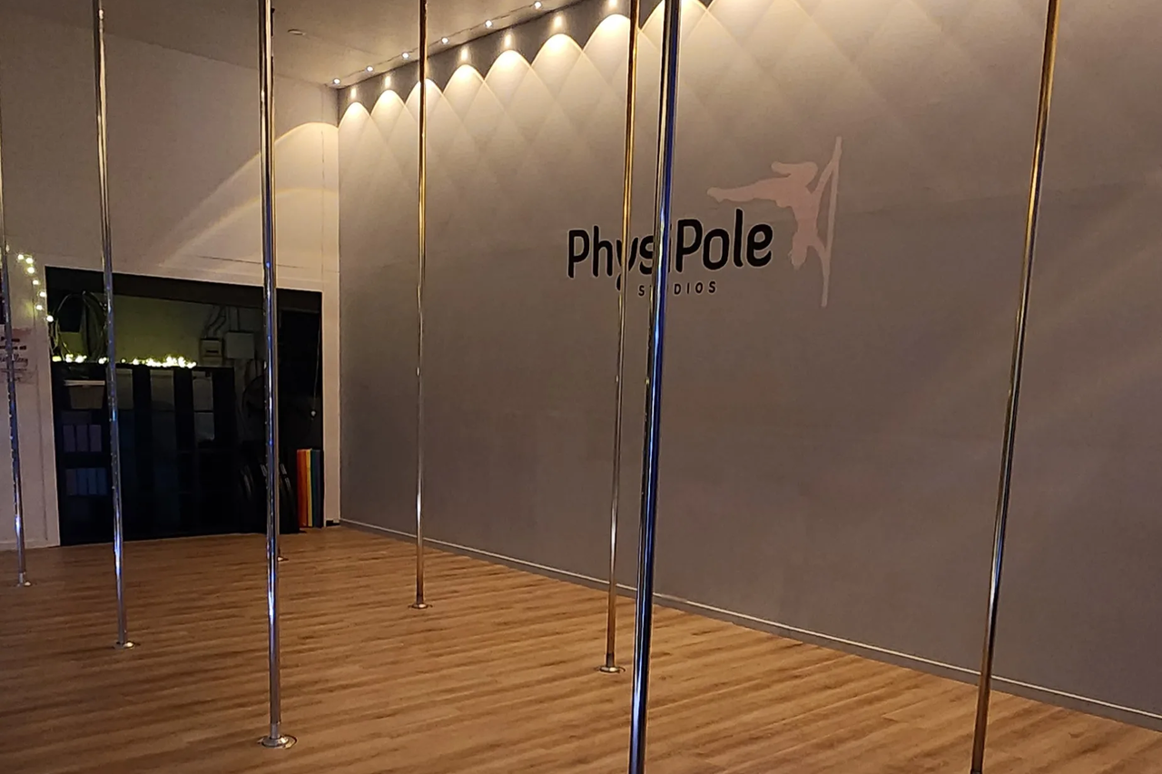 Studio 38 - 4m ceiling, four 38mm stainless steel poles, four 38mm brass poles